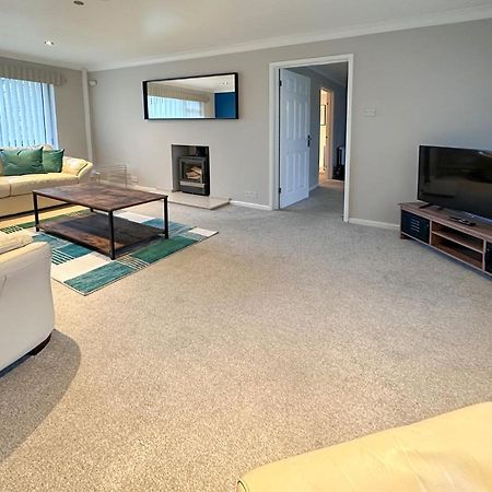 Blunsdon Lodge - Spacious Bungalow, High Speed Wi-Fi, Free Private Parking, Garden Суиндон Экстерьер фото