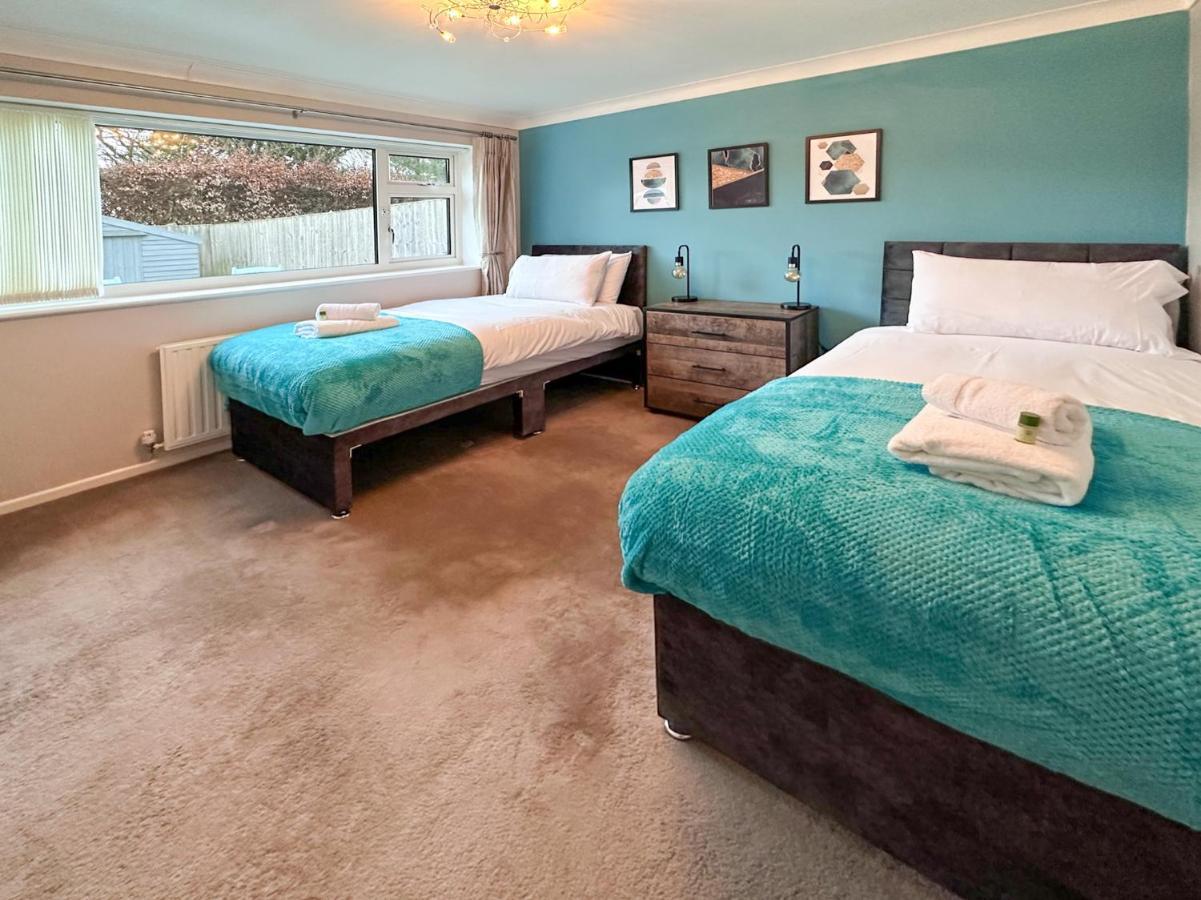 Blunsdon Lodge - Spacious Bungalow, High Speed Wi-Fi, Free Private Parking, Garden Суиндон Экстерьер фото
