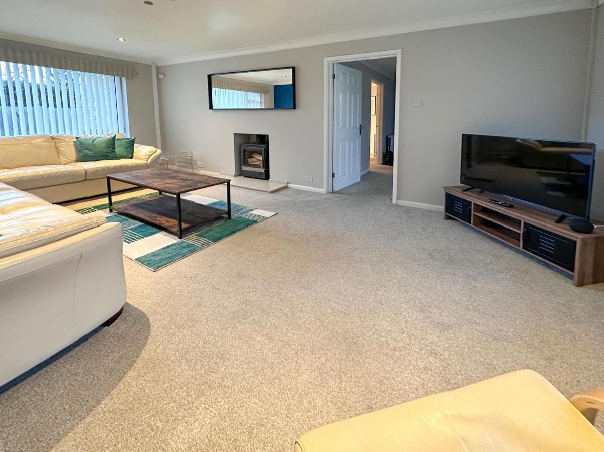 Blunsdon Lodge - Spacious Bungalow, High Speed Wi-Fi, Free Private Parking, Garden Суиндон Экстерьер фото